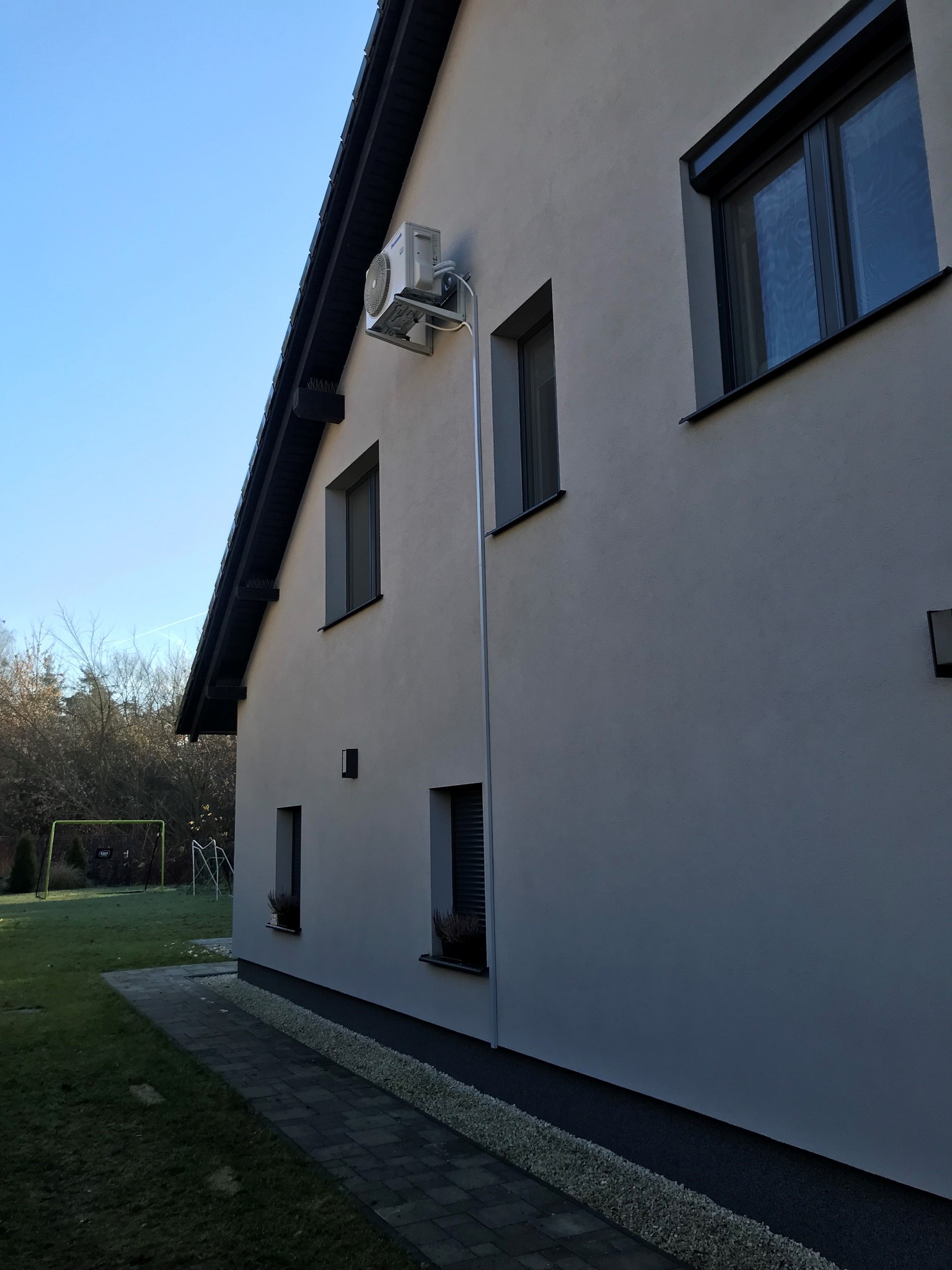 Jednostka zewnętrzna na elewacji